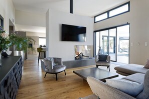 Télévision, cheminée, vidéothèque, chaîne hi-fi