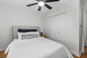 3 bedrooms, iron/ironing board, travel crib, free WiFi - Comforting Lakeside Retreat in Gated Community (Macon)