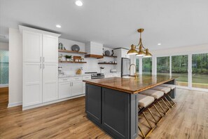 Fridge, microwave, oven, stovetop - Comforting Lakeside Retreat in Gated Community (Macon)