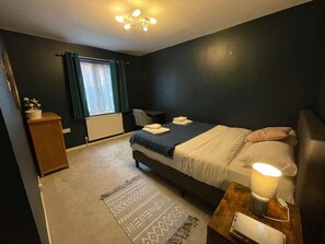 2 室のベッドルーム、デスク、WiFi (無料)、ベッドシーツ