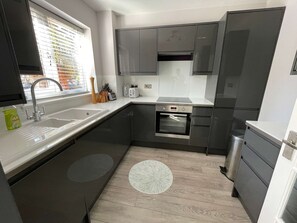 冷蔵庫、電子レンジ、オーブン、コンロ