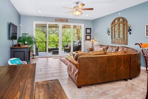 Flat-screen TV, Netflix, Hulu, DVD player