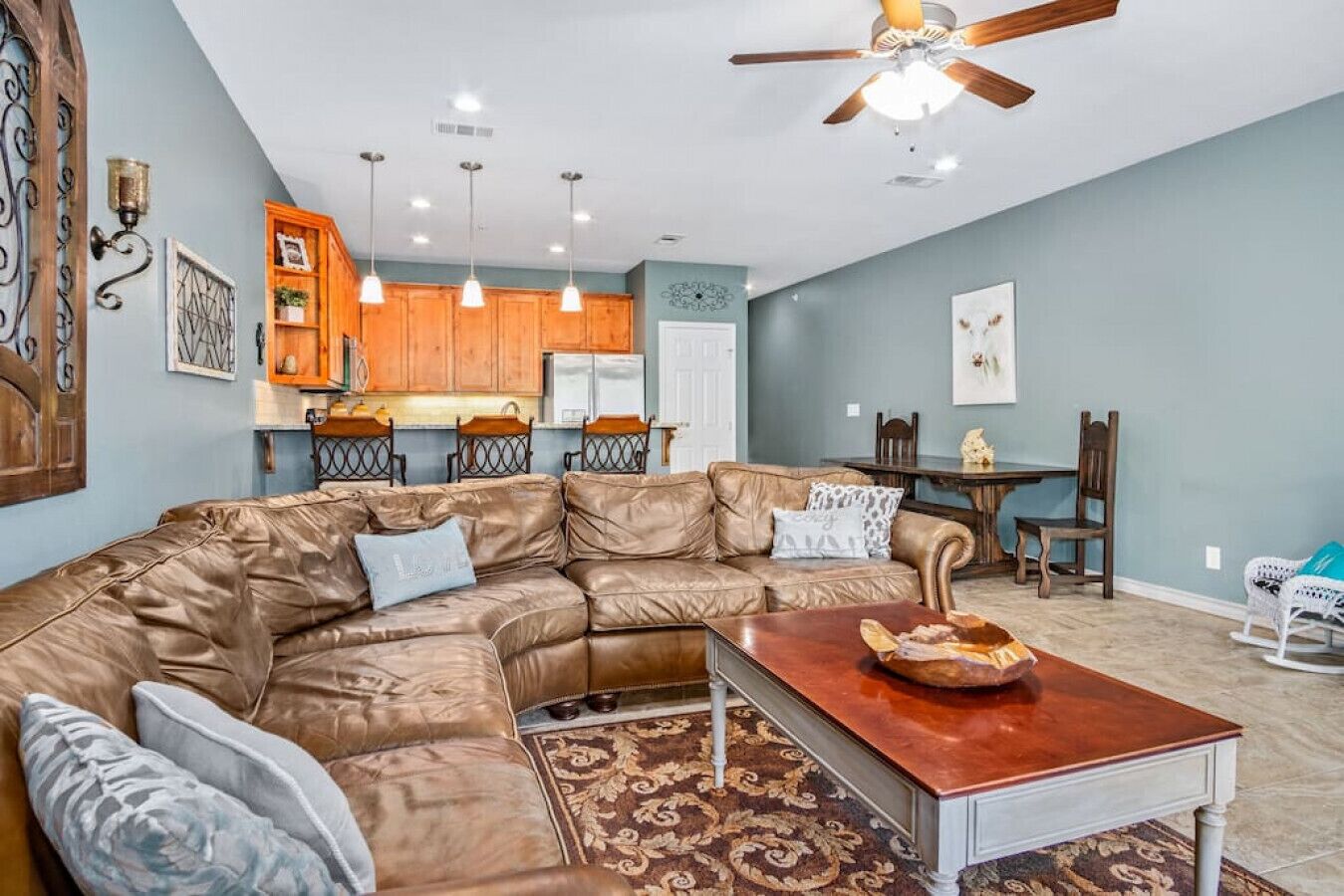 Stunning 3rd floor, 2BDR/2BTH condo overlooking river and cliffs!