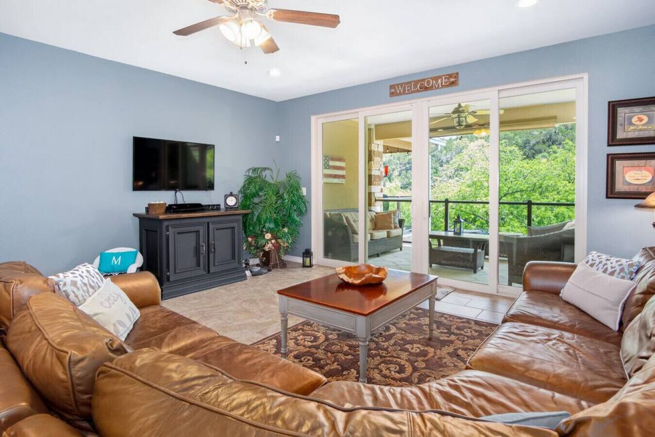 Stunning 3rd floor, 2BDR/2BTH condo overlooking river and cliffs!