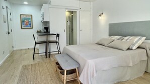 Ein Schlafzimmer mit einem Bett, einem Schreibtisch und einem Stuhl.