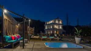 Un edificio moderno con piscina e area salotto all'aperto.