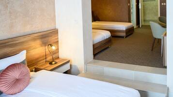 Eenvoudige vierpersoonskamer | Een minibar, een kluis op de kamer, een bureau, gratis wifi