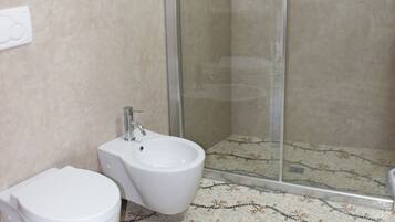 Apartment, 1 Bedroom, Balcony, Ocean View | Bathroom amenities