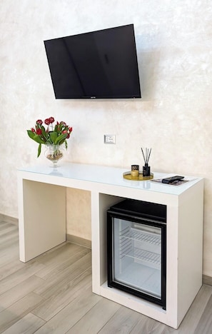 Chambre triple classique | Coffre-fort, bureau, accès au Wi-Fi (inclus)
