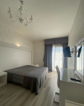 Perushuone | Tallelokero huoneessa, työpöytä, ilmainen Wi-Fi