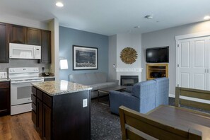 Fernseher, Kamin, DVD-Player, Tischtennisplatte