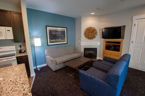 Televisio, takka, DVD-soitin, pöytätennispöytä