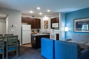 Interior - Professionally managed Condo, Pool, Fireplace, BBQ (Windsor)