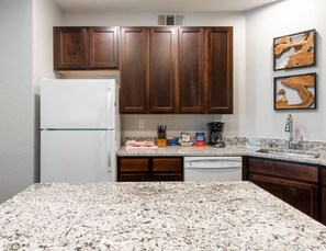 Kühlschrank, Mikrowelle, Ofen, Geschirrspüler