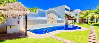 Gorgeous 8 People Economy Villa With Pool Playacar Phase 2