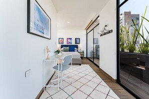 4 habitaciones, escritorio y tabla de planchar con plancha