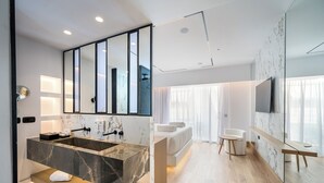 Une salle de bain moderne avec un grand miroir, deux vasques et un meuble-lavabo.