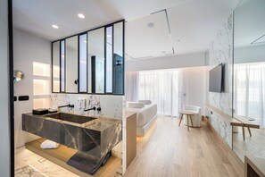 Junior Suite | 迷你吧、客房内保险箱、遮光窗帘、隔音