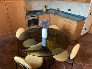 Réfrigérateur, un four, surface de cuisson, lave-vaisselle