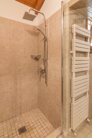 Douche, sèche-cheveux, bidet, serviettes fournies
