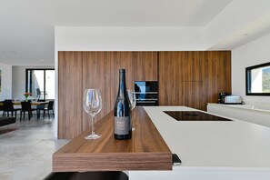 Réfrigérateur, four à micro-ondes, un four, lave-vaisselle