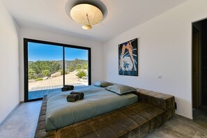 5 chambres, coffre-fort, fer et planche à repasser