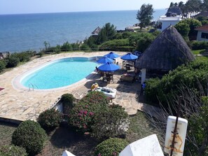 Outdoor pool, pool loungers - Kilifi Luxury Apartments by CHH (Kilifi)