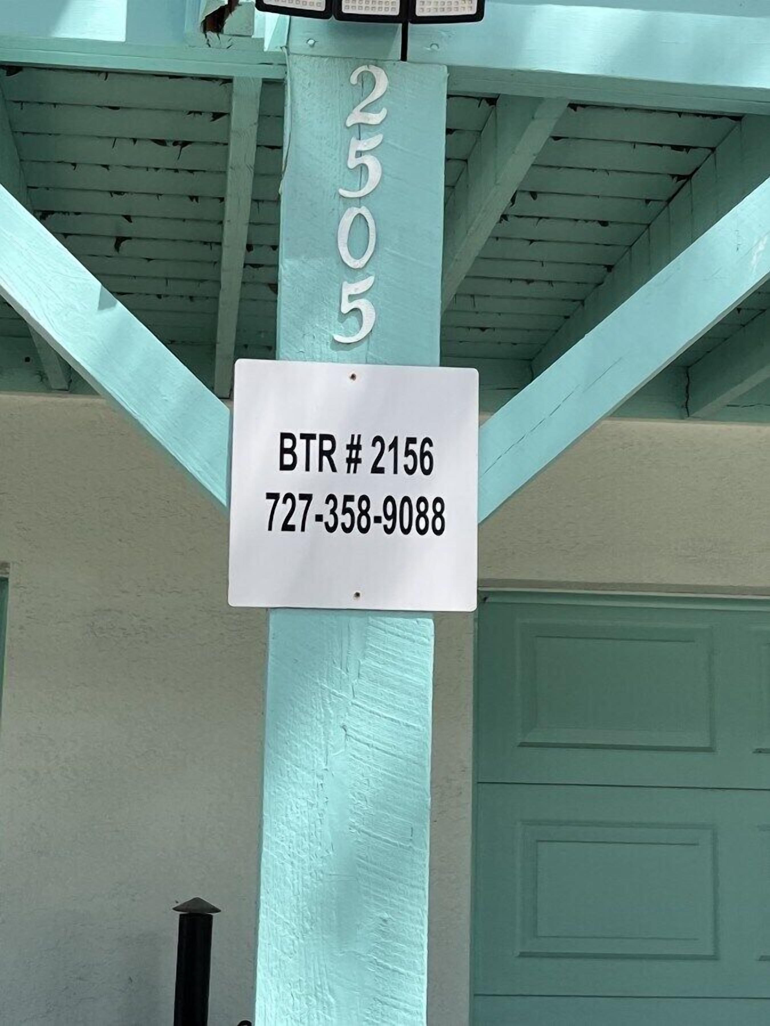 Un bâtiment sur lequel est apposée une enseigne indiquant le numéro 2505, ainsi qu’une autre enseigne, marquée « BTR #2156 », avec un numéro de téléphone.