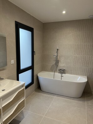 Een douche, handdoeken