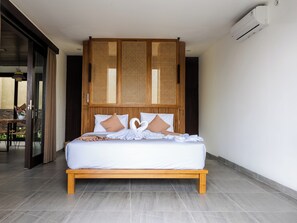 Ameublement personnalisé, bureau, fer et planche à repasser