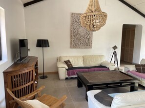 Télévision, table de tennis de table, livres