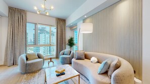 Exclusive-Apartment | Wohnbereich | 58-Zoll-Flachbildfernseher mit Kabelempfang, Fernseher