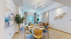 Exclusive-Apartment | Essbereich im Zimmer