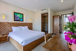 Quarto casal com design assinado | Escrivaninha, espaço de trabalho para notebook, Wi-Fi de cortesia
