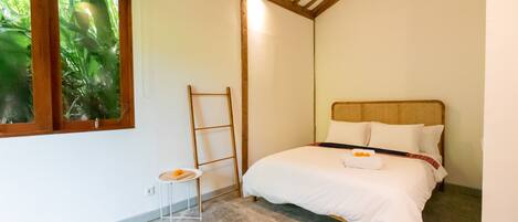 1 habitación, escritorio y ropa de cama