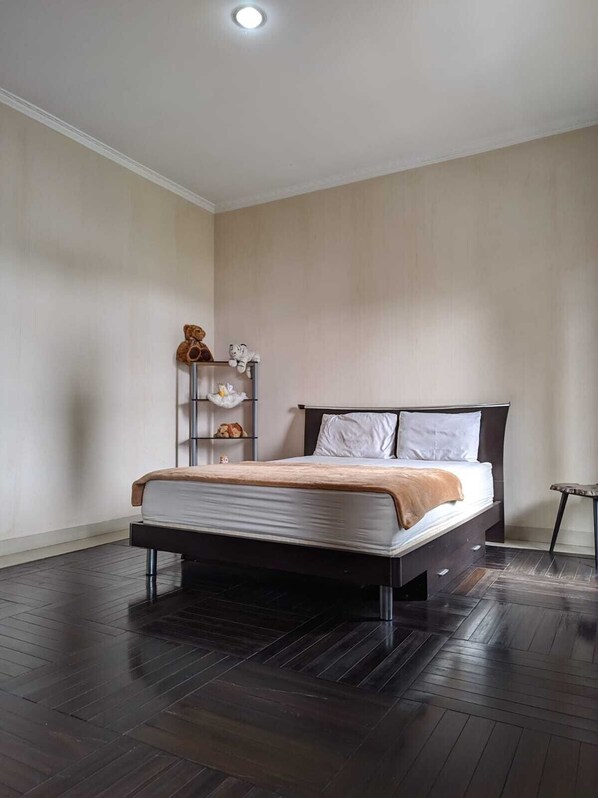 Doppia Standard | Una cassaforte in camera, una scrivania, ferro/asse da stiro, lenzuola