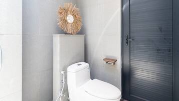 Shower, pancuran hujan, perlengkapan mandi gratis, dan pengering rambut