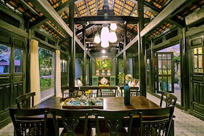 Villa, 6 Bedrooms | Living area
