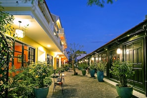 Villa, 6 Bedrooms | Terrace/patio