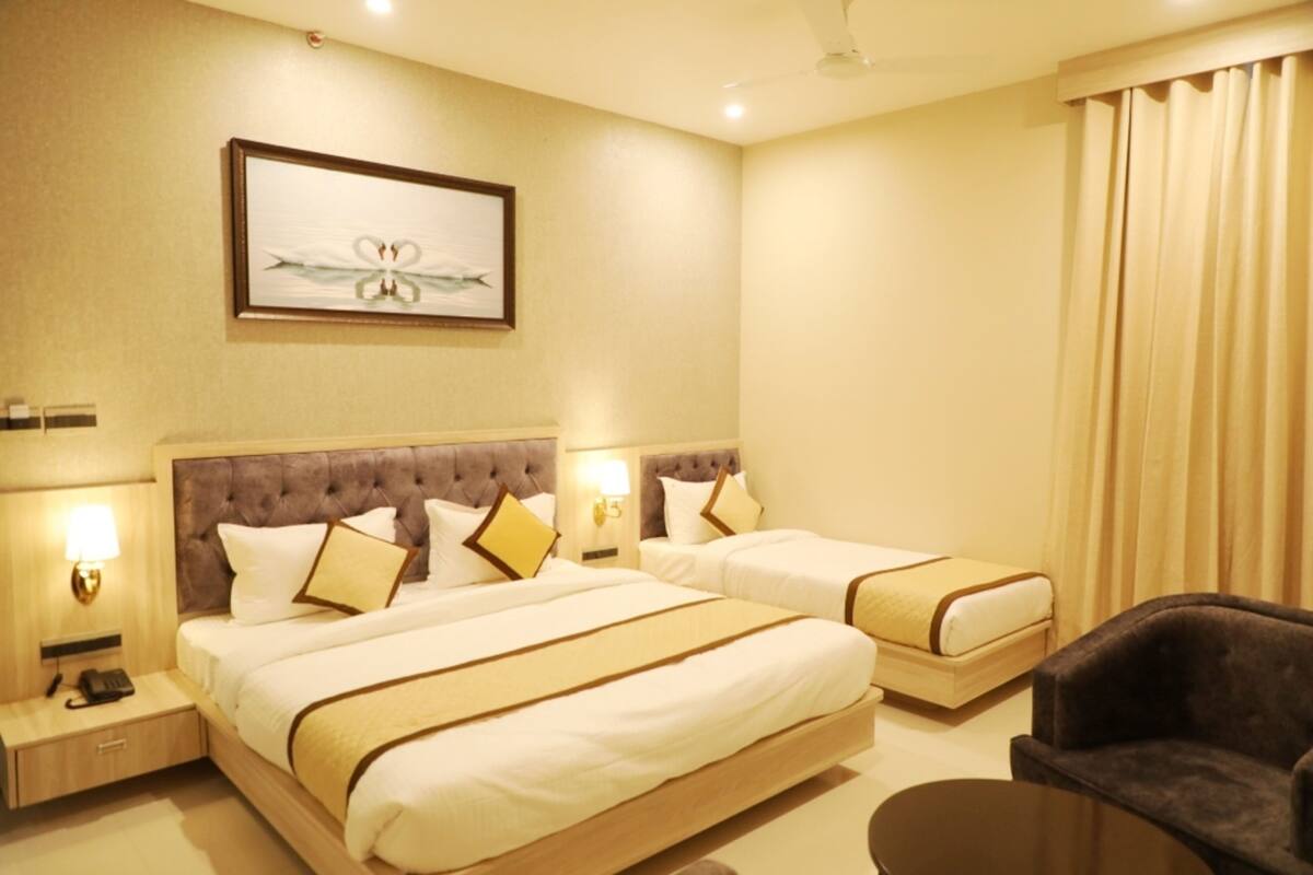 Habitación triple familiar | Escritorio, wifi gratis y ropa de cama