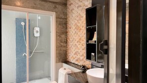 Shower, rainfall showerhead, free toiletries, hair dryer - De Palm Poolvilla (Thep Krasattri)