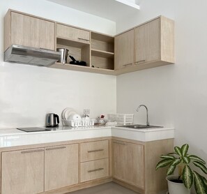 Shared kitchen - De Palm Poolvilla (Thep Krasattri)