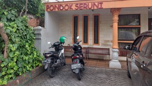 A building with a sign reading "PONDOK SERUNI" and two motorcycles parked in front. - Pondok Seruni Kemanggisan Jakarta (Jakarta)