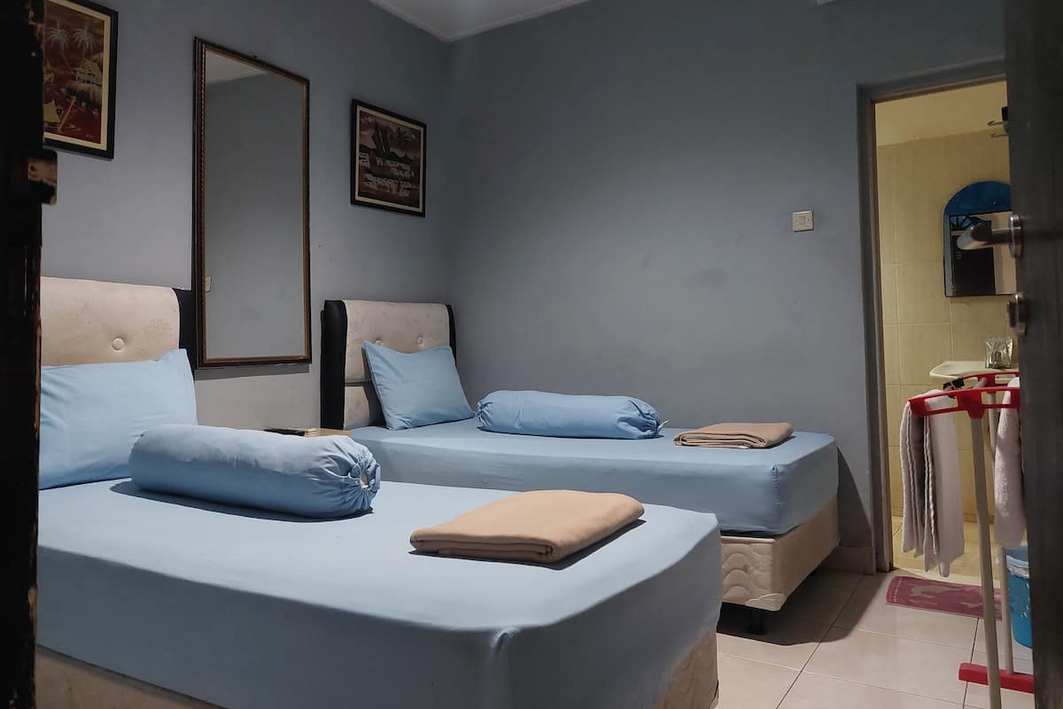 Kamar Twin Standar | Meja kerja, Wi-Fi gratis, dan seprai linen