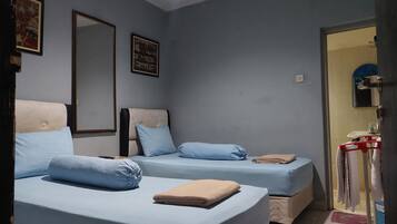 Quarto duplo standard | Escrivaninha, Wi-Fi de cortesia, roupa de cama