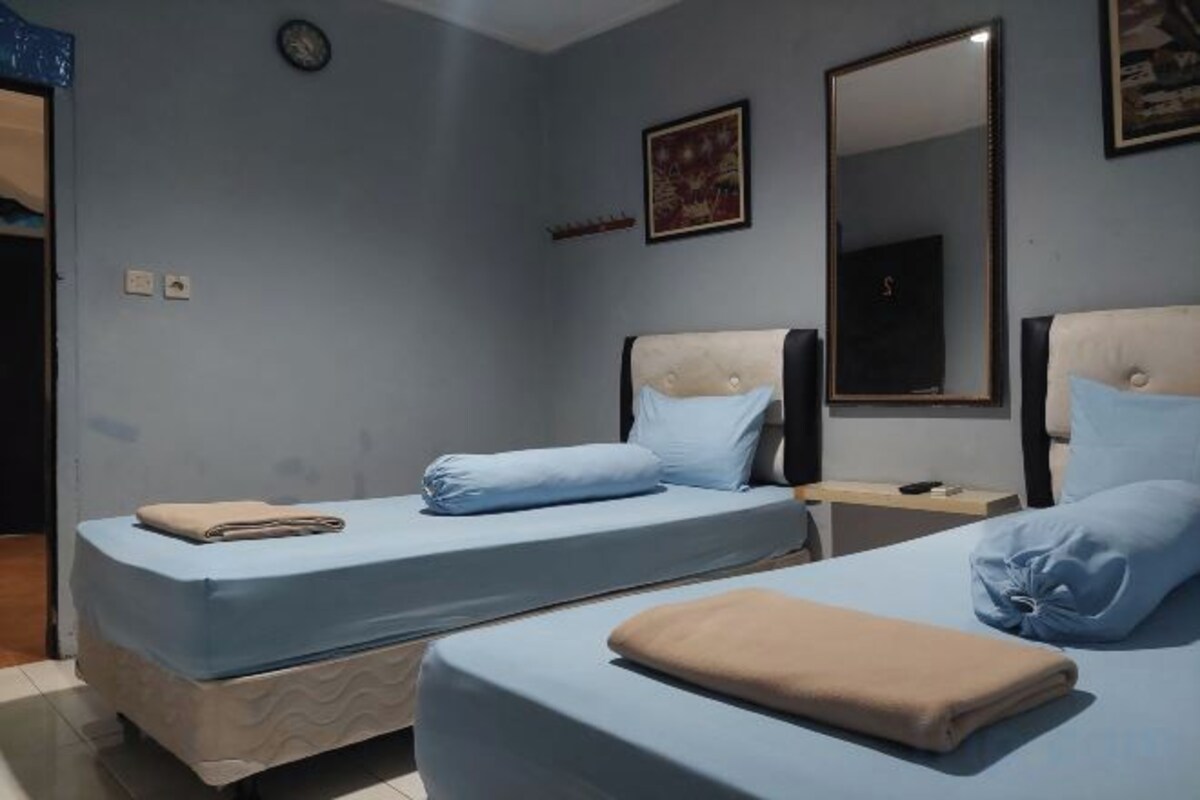 Desk, free WiFi, bed sheets