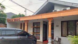 A building with a sign reading "PONDOK SERUNI". - Pondok Seruni Kemanggisan Jakarta (Jakarta)