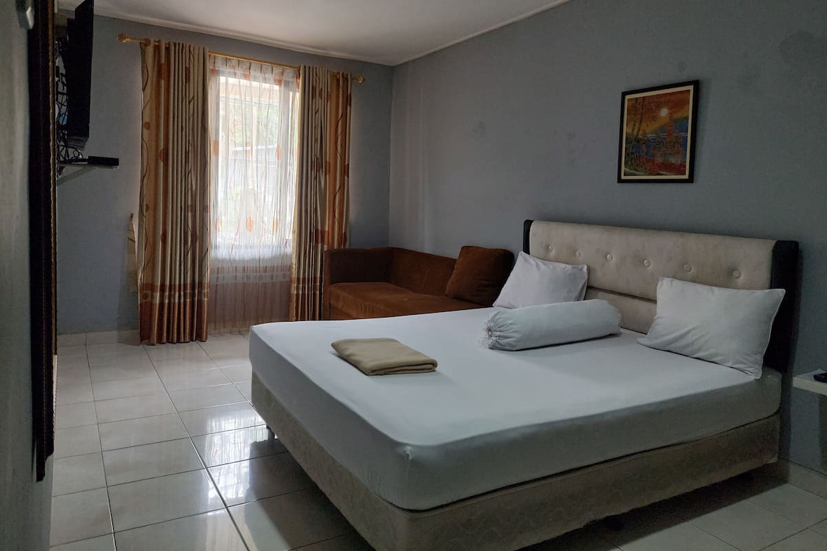 Kamar Deluks | Meja kerja, Wi-Fi gratis, dan seprai linen