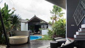 Hồ bơi ngoài trời, ghế dài tắm nắng 