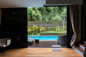 Una piscina al aire libre